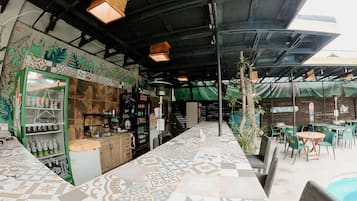 Bar junto a la piscina