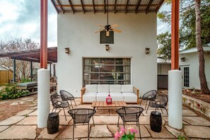 Terrace/patio - Eclectic 4-bdrm house centrally located to F1 & Downtown w Heated Pool, Hot tub (Austin)