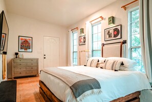 4 bedrooms, in-room safe, desk, travel crib - Eclectic 4-bdrm house centrally located to F1 & Downtown w Heated Pool, Hot tub (Austin)