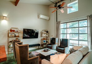 Smart TV, offices - Eclectic 4-bdrm house centrally located to F1 & Downtown w Heated Pool, Hot tub (Austin)