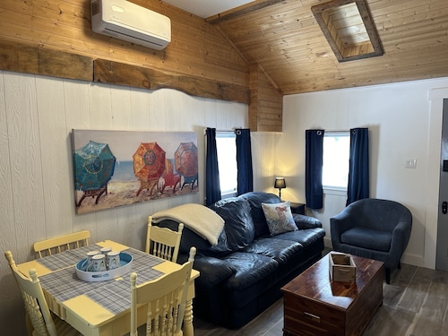 Seaman's Cottage #2 in Summerville Centre - Pet Friendly!