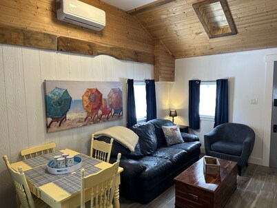 Seaman's Cottage #2 in Summerville Centre - Pet Friendly!