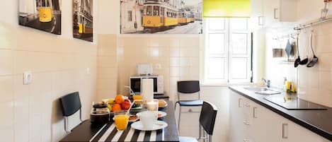 Frigorifero, microonde, piano cottura, bollitore elettrico