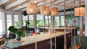 Bar (on property) - Runaway Hill Inn (Dunmore Town)