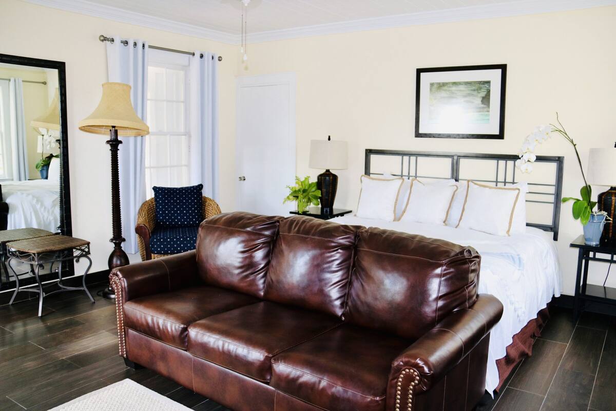 Room, 1 Queen Bed, Courtyard View, Courtyard Area | In-room safe, desk, laptop workspace, blackout drapes
