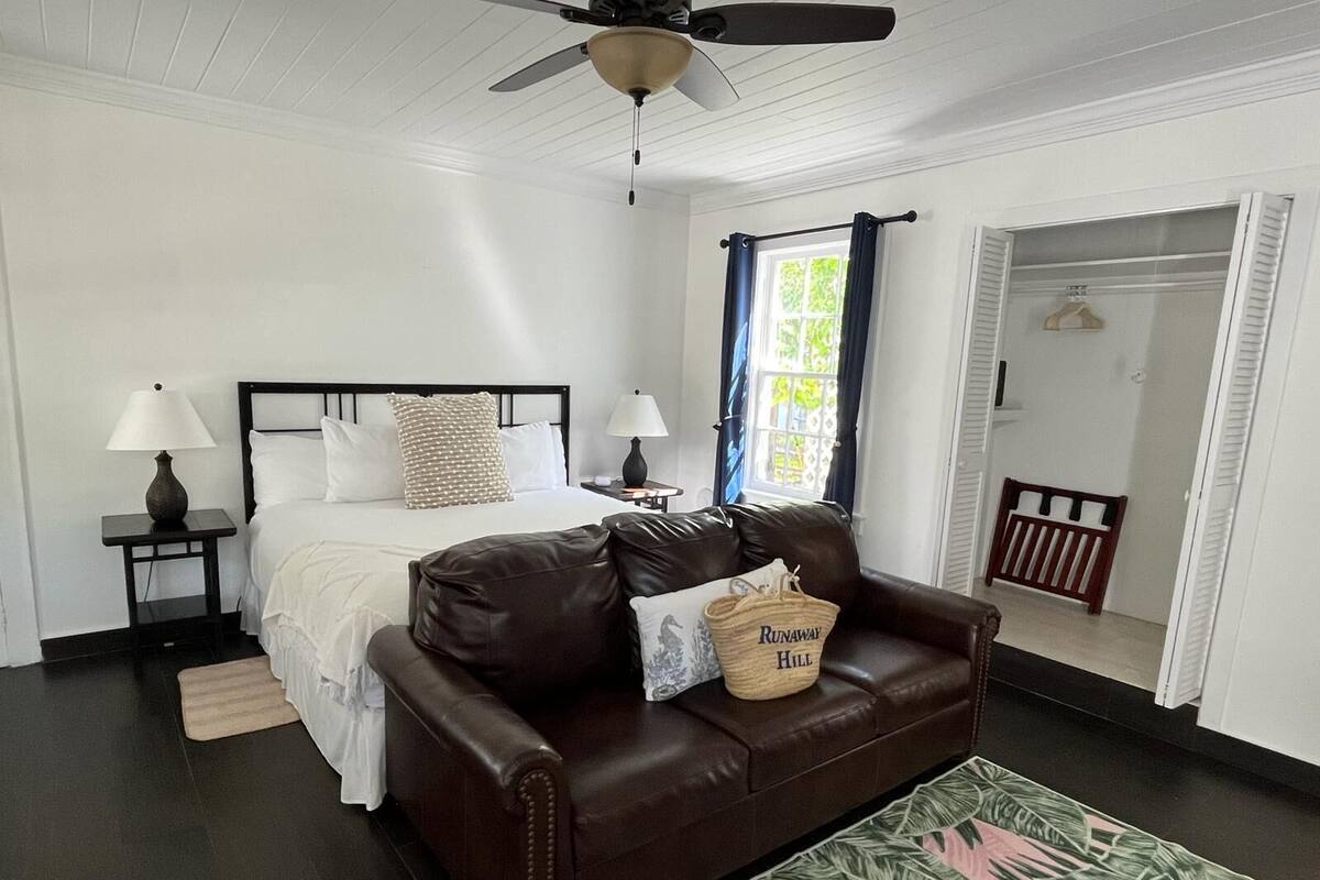 Room, 1 King Bed, Courtyard View, Courtyard Area | In-room safe, desk, laptop workspace, blackout drapes