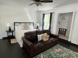 Habitación, 1 cama de matrimonio grande, vistas al patio, en la zona del patio | Caja fuerte, decoración individual, mobiliario individual y escritorio