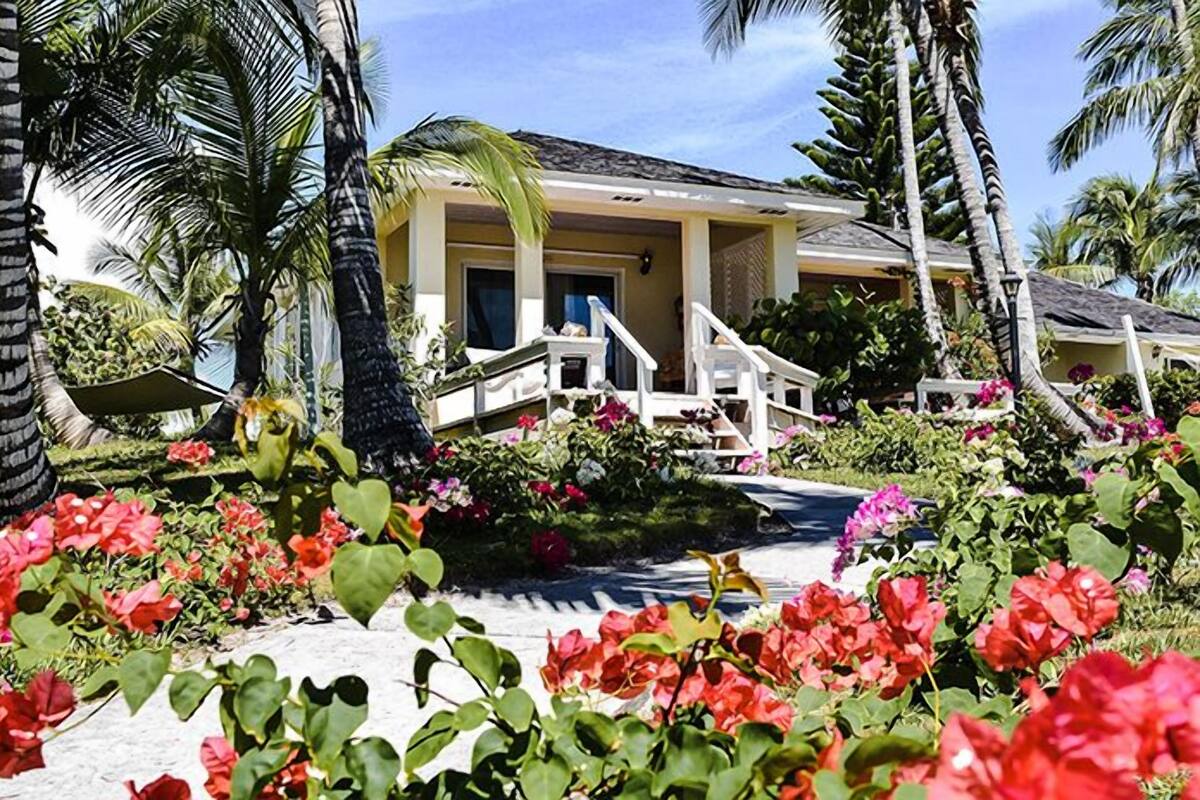 Cottage, 1 King Bed, Garden View, Courtyard Area | In-room safe, desk, laptop workspace, blackout drapes