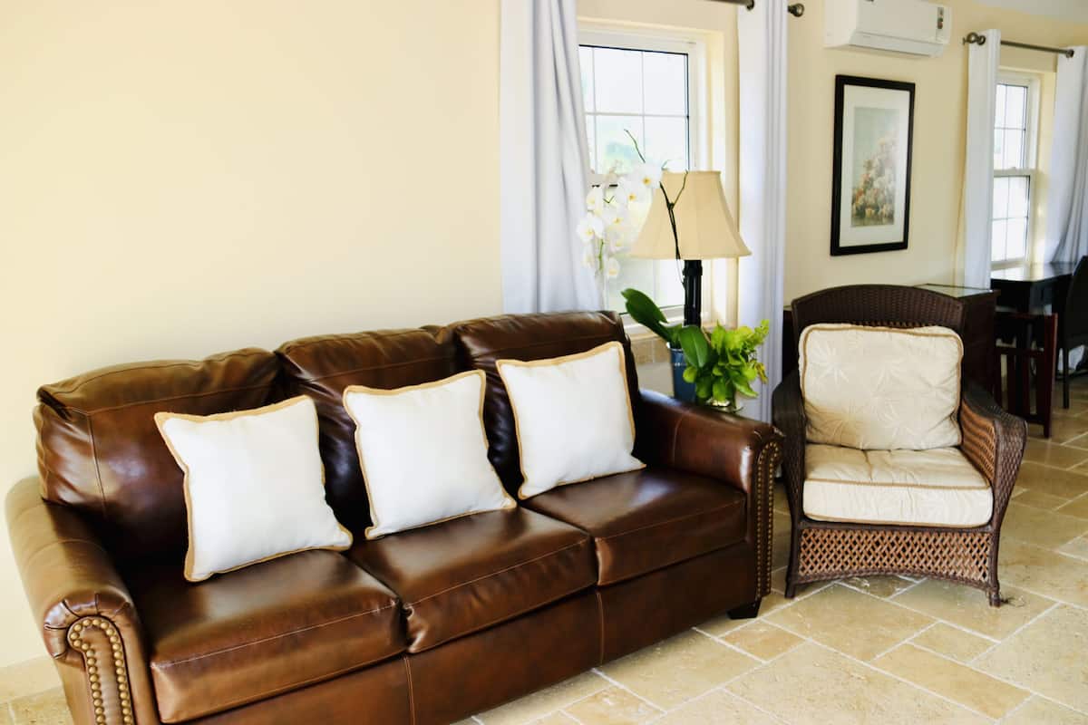 Room, 1 King Bed, Courtyard View, Courtyard Area | 1 bedroom, in-room safe, individually decorated, individually furnished