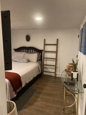 1 habitación, tabla de planchar con plancha, wifi gratis y ropa de cama