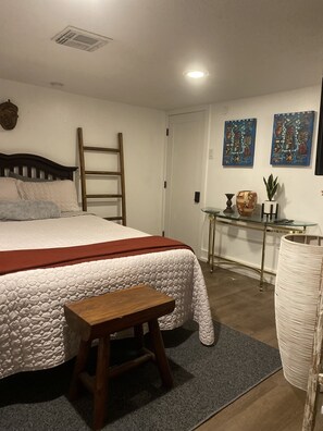 1 habitación, tabla de planchar con plancha, wifi gratis y ropa de cama