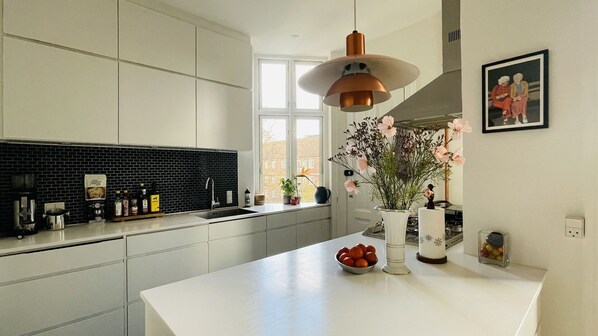 Fridge, oven, dishwasher, coffee/tea maker