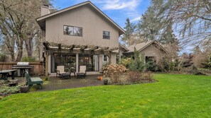 Outdoor dining - Eugene - Close to everything by RedAwning (Eugene)