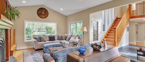 Televisión, chimenea y libros