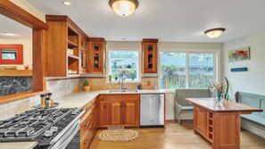 Fridge, microwave, oven, dishwasher - Eugene - Close to everything by RedAwning (Eugene)