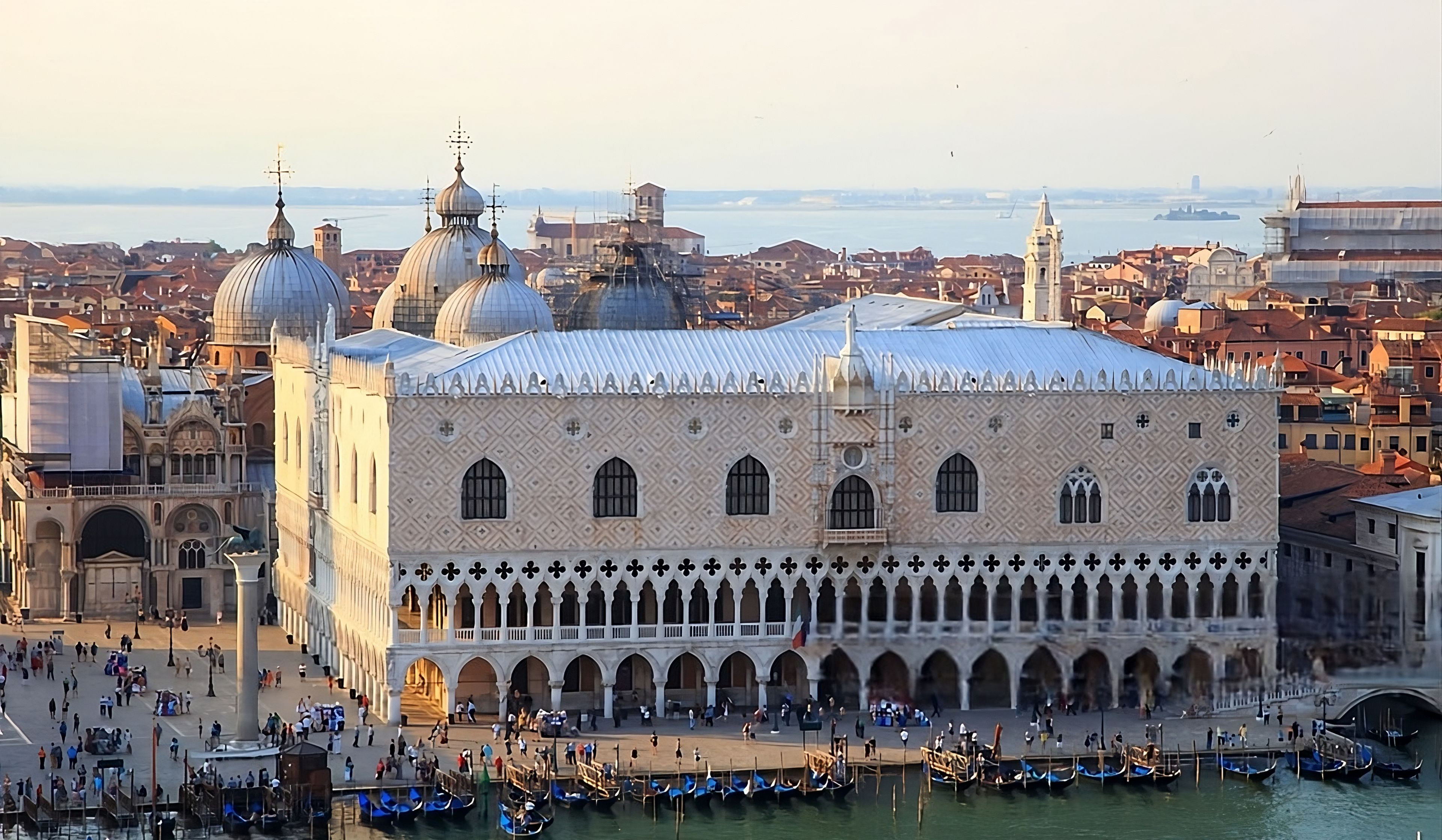 Esterno del Palazzo Ducale con vista sulla città circostante e sul mare.