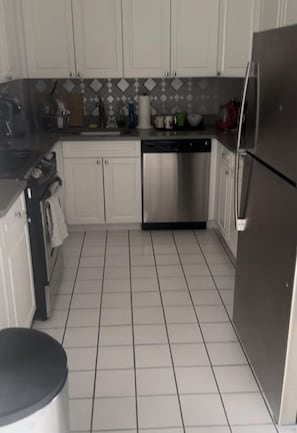 Private kitchen - Cozy 2-bedroom 2 bath in welcoming New York with fitness room, indoor pool ,  (New York)