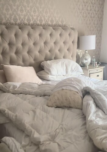 Cozy 2-bedroom 2 bath in welcoming New York with fitness room, indoor pool , 
