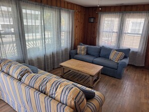 Smart TV, books - Classic Beach Bungalow in Excellent Location in Carolina Beach with AC, WiFi (Carolina Beach)