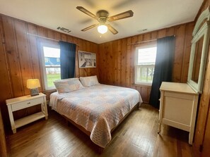 3 bedrooms, desk, iron/ironing board, free WiFi - Classic Beach Bungalow in Excellent Location in Carolina Beach with AC, WiFi (Carolina Beach)