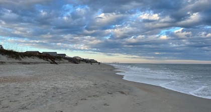 Classic Beach Bungalow in Excellent Location in Carolina Beach with AC, WiFi