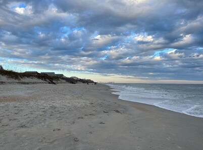 Classic Beach Bungalow in Excellent Location in Carolina Beach with AC, WiFi