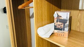 Douche, sĂšche-cheveux, serviettes fournies, savon