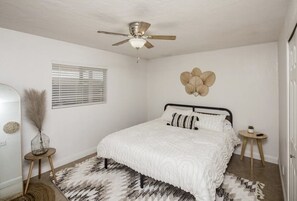 3 chambres, coffres-forts dans les chambres, fer et planche à repasser