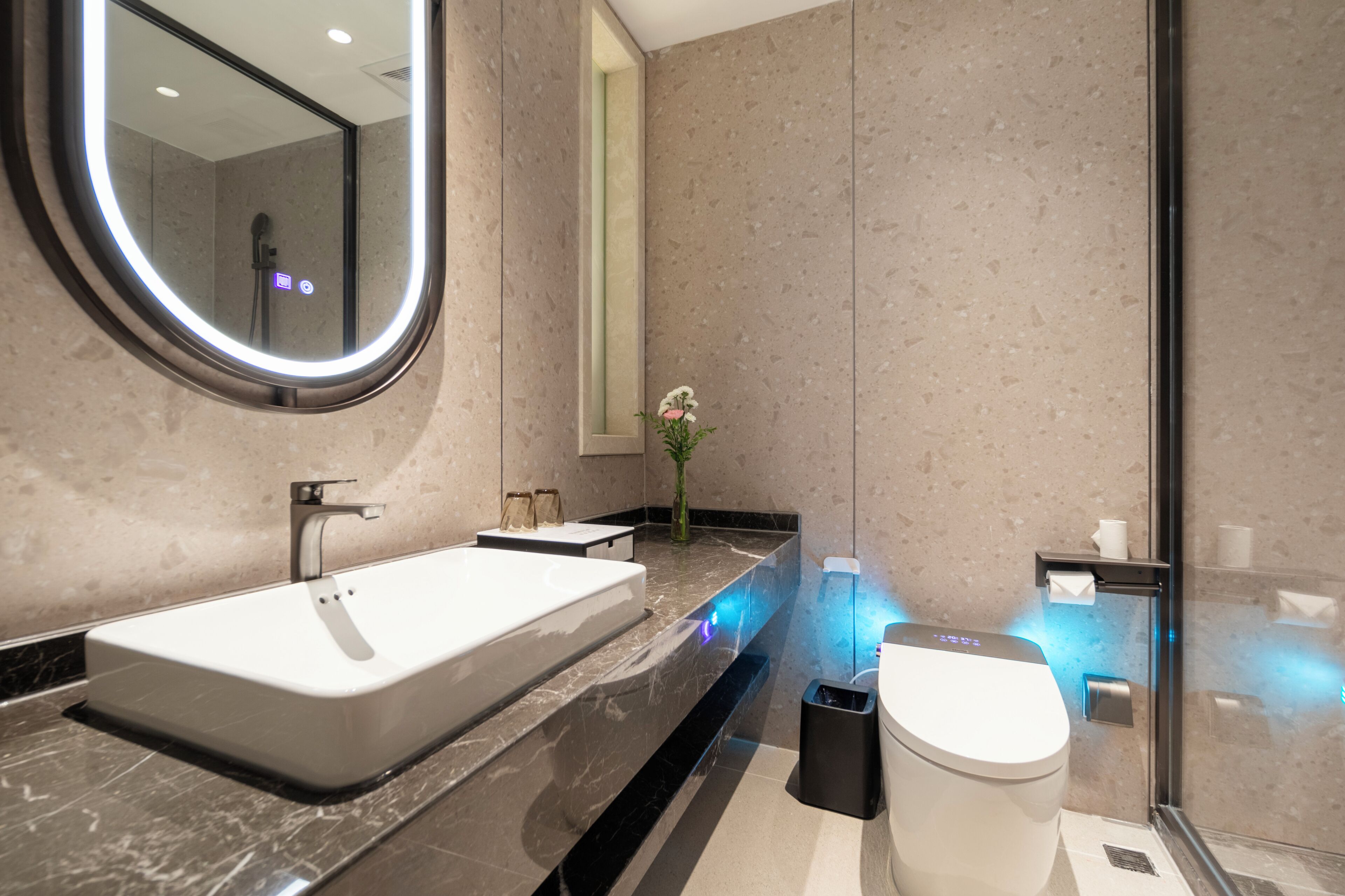 Deluxe Room, 1 King Bed, Non Smoking | Bathroom | Free toiletries, hair dryer, slippers, towels