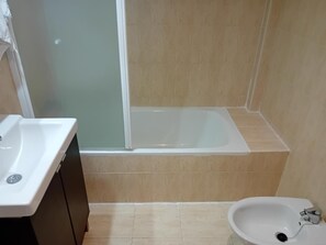 Sèche-cheveux, bidet, serviettes fournies, savon