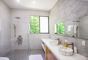 Haartrockner, Handtücher, Seife, Shampoo