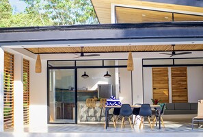 Outdoor dining - Brand New Villa, Private Pool, 3 minutes to the beach (Playa Hermosa)