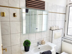Dusche, Haartrockner, Handtücher, Seife