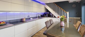 Stunning Bungalow & Views Private Parking for 3 Cars & Tesla Power Point