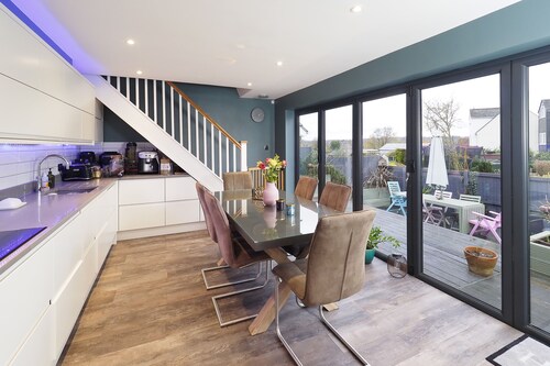 Stunning Bungalow & Views Private Parking for 3 Cars & Tesla Power Point 