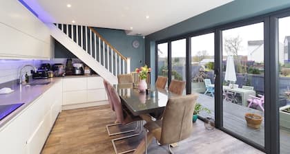 Stunning Bungalow & Views Private Parking for 3 Cars & Tesla Power Point