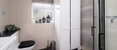 تجهيزات دش، مجففات شعر، مناشف، صابون