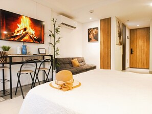 Studio | Oppholdsområde | En 39-tommers LED-TV med kabel-kanaler