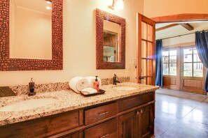 Shower, hair dryer, towels - The Vintner w/personal hot tub & fireplace (Fredericksburg)