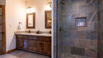 Dusj, hårføner og håndklær