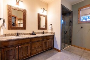 Douche, sèche-cheveux, serviettes fournies
