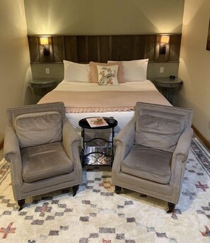 1 bedroom, iron/ironing board, WiFi, bed sheets - Wine Thief w/personal hot tub & fireplace (Fredericksburg)