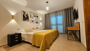 2 bedrooms, desk, iron/ironing board, travel cot - El Castillo Golf Salinas-wifi (CN)