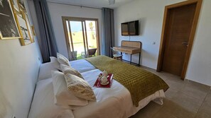 2 soverom, skrivebord, strykejern/-brett og reiseseng for barn