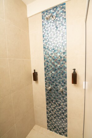 Deluxe-Zimmer | Badezimmer | Dusche, Haartrockner, Handtücher, Seife