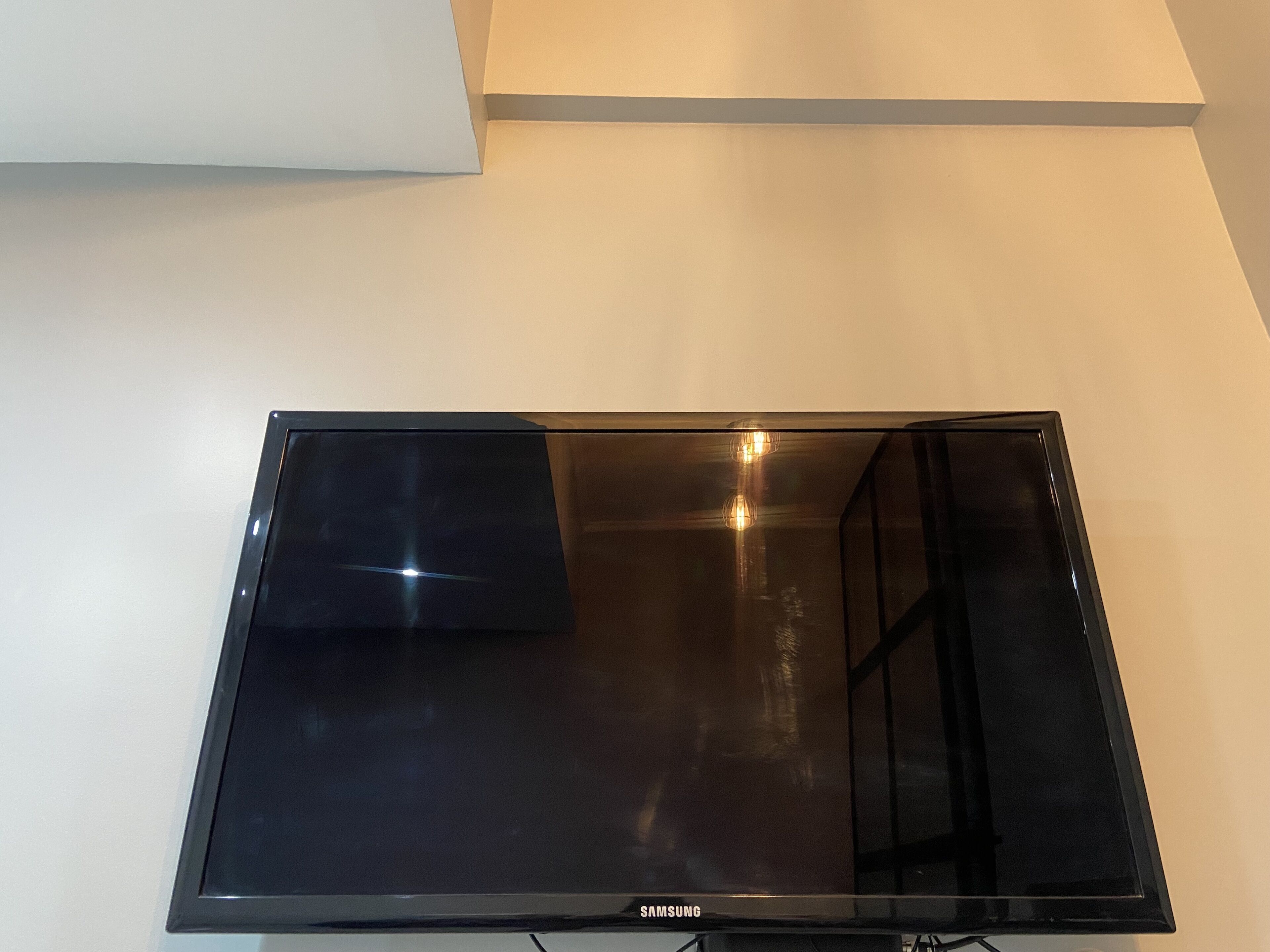 Ein Flachbildfernseher an der Wand befestigt.