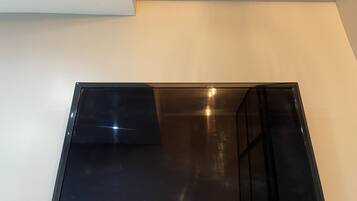 Ein Flachbildfernseher an der Wand befestigt.