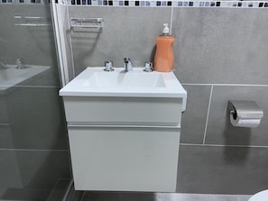 Toalhas de banho, sabonete, shampoo, papel higiênico