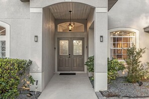 Exterior detail - Luxury 4BD 3BA Free Heated Pool Villa/Fenced Backyard (Davenport)