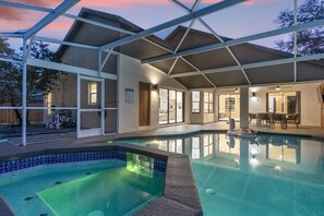 Utomhuspool och uppvärmd pool